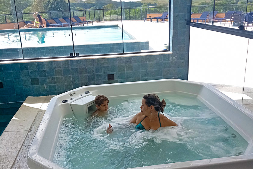 Piscina interna e Jacuzzi com vista para a Serra da Mantiqueira. 
Hotel Titanic, Penedo. Foto: Let´s Go Viajar