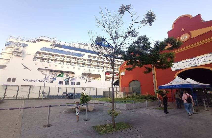 Um dos acessos ao Pier Mauá. Em destaque o navio Norwegian Star em nosso último cruzeiro - Let´s go Viajar