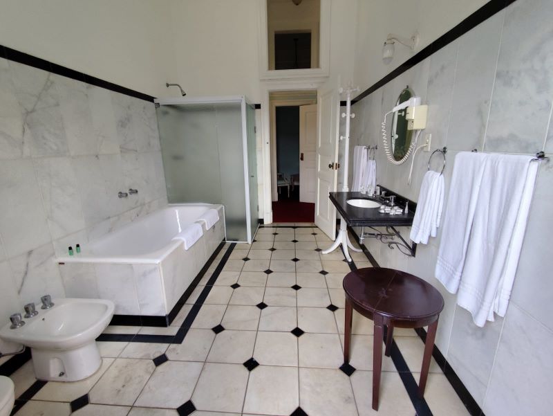Outro ângulo do banheiro do nosso quarto no Palace Hotel em Poços de Caldas. By Let´s go viajar.