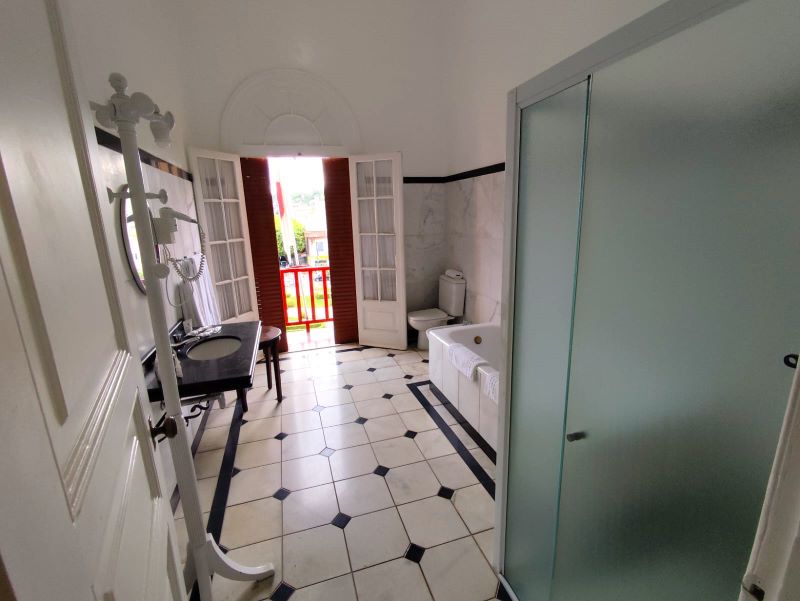 Banheiro do nosso quarto com varanda e vista para a Praça Pedro Sanches - By Let´s go Viajar.