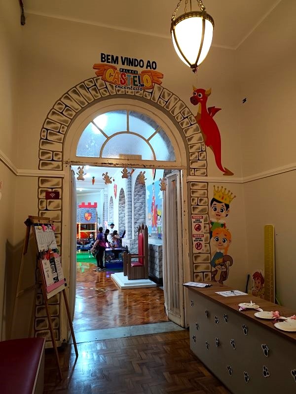 Entrada do espaço kids "Castelo encantado" do Palace Hotel. By Let´s go Viajar.