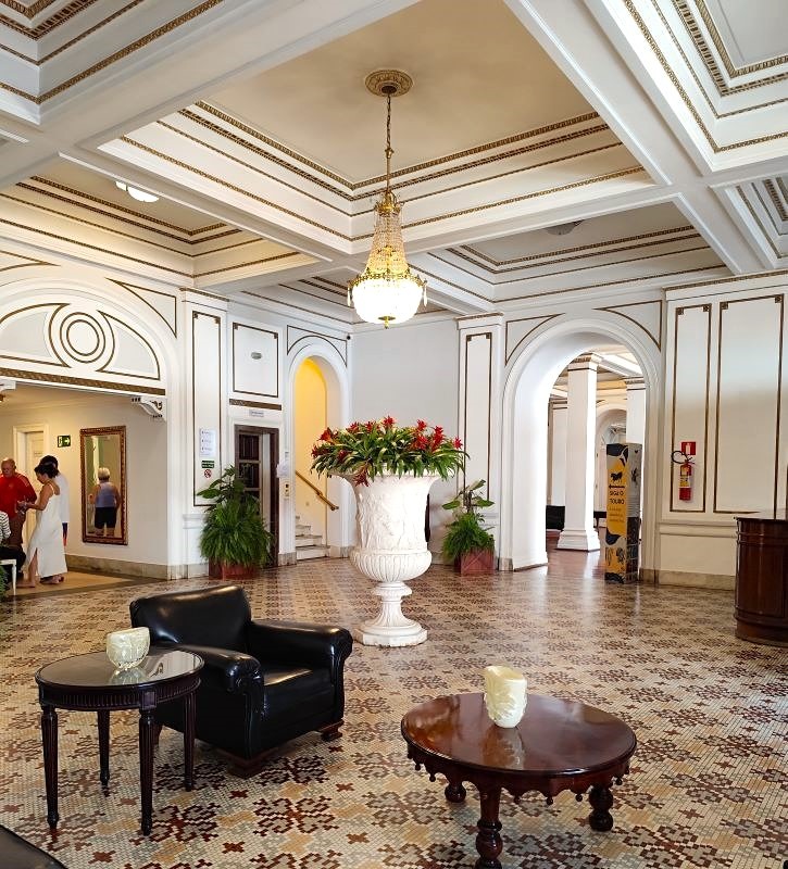 Mobiliário e piso de época. Um dos espaços de descanso dentro do Palace Hotel. By Let´s go Viajar.