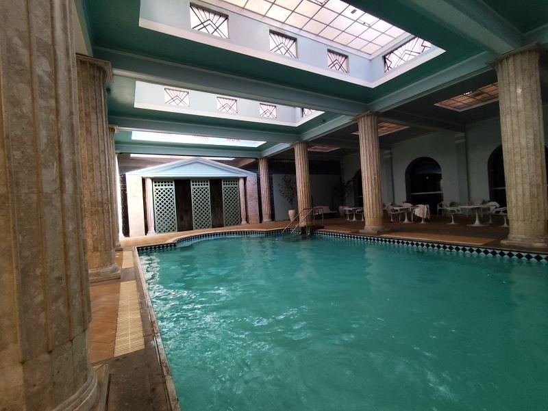 Piscina de água sulfurosa coberta do Palace Hotel - by Let´s go Viajar.