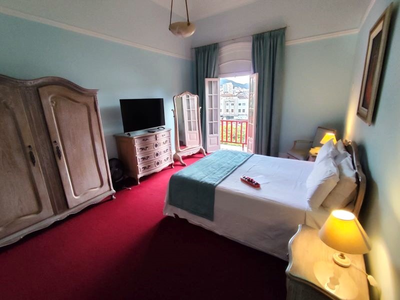 Quarto do casal com varanda e vista para a Praça Pedro Sanches - By Let´s go Viajar
